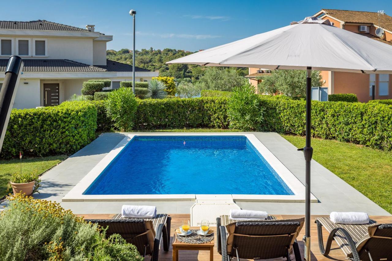 Lovely Istrian Apartment With A Private Swimming Pool And A Charming Garden بنجول المظهر الخارجي الصورة
